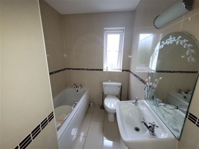No .4 Larkfield Lawns, Dromahair, Leitrim