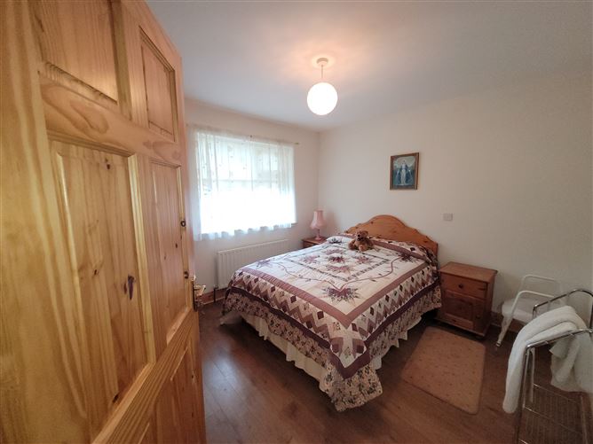 No .4 Larkfield Lawns, Dromahair, Leitrim