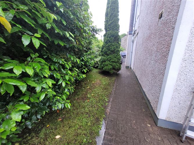 No .4 Larkfield Lawns, Dromahair, Leitrim