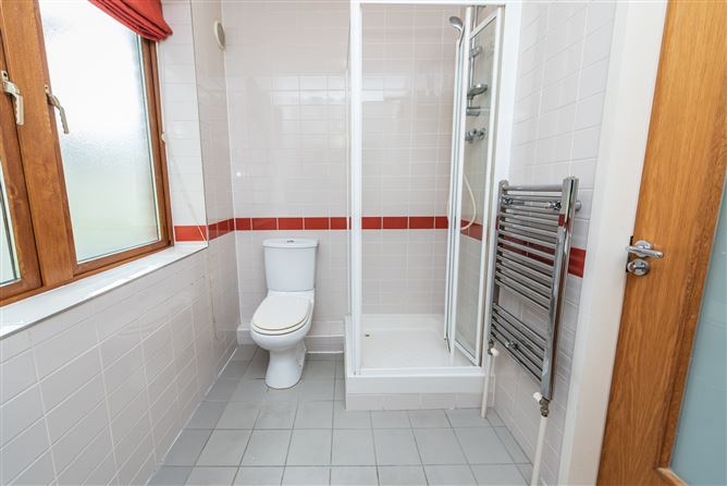 https://photos-a.propertyimages.ie/media/0/4/4/4943440/cb974db3-118c-4a1f-bf45-24dd7c71b81a_l.jpg