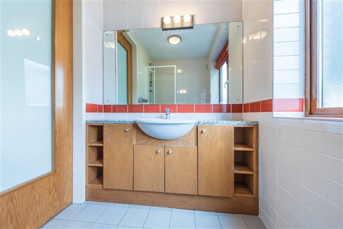 https://photos-a.propertyimages.ie/media/0/4/4/4943440/cb974db3-118c-4a1f-bf45-24dd7c71b81a_l.jpg