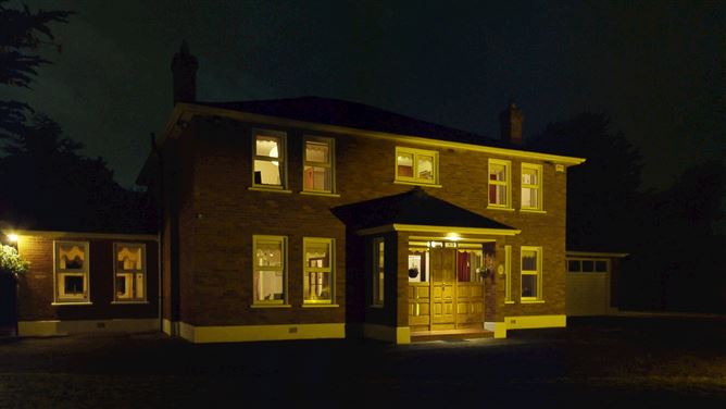https://photos-a.propertyimages.ie/media/0/4/4/4962440/e6b2dfd5-af3c-4078-b778-198aad2f522e_l.jpg