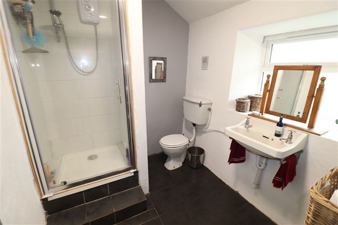 https://photos-a.propertyimages.ie/media/0/5/1/4682150/6f841c6f-cf12-4243-8a14-d942a4a0ee01_l.jpg
