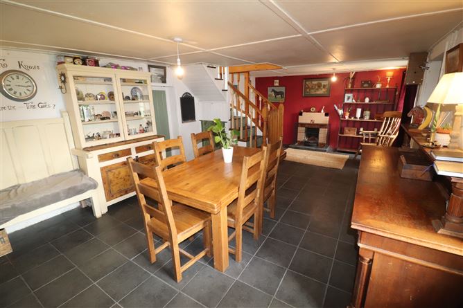 https://photos-a.propertyimages.ie/media/0/5/1/4682150/6f841c6f-cf12-4243-8a14-d942a4a0ee01_l.jpg