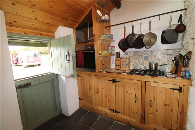 https://photos-a.propertyimages.ie/media/0/5/1/4682150/6f841c6f-cf12-4243-8a14-d942a4a0ee01_l.jpg