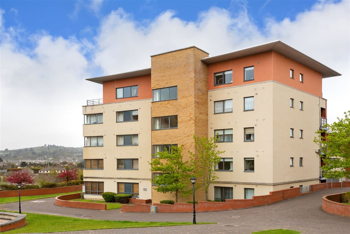 72 The Oval, Tullyvale, Cabinteely, Dublin 18