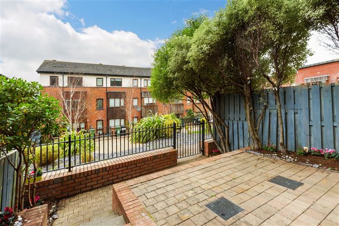 89 The Crescent, Carrickmines Manor, Dublin 18