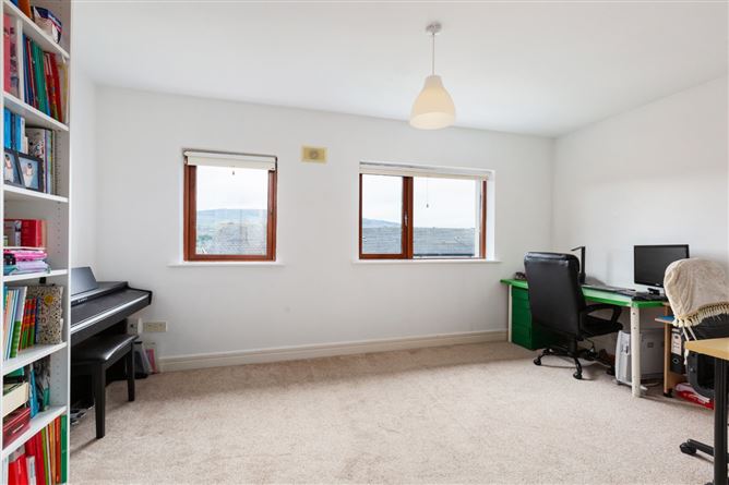 89 The Crescent, Carrickmines Manor, Dublin 18