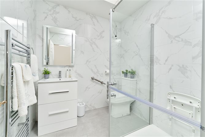 https://photos-a.propertyimages.ie/media/0/6/4/4933460/31d2fbae-a490-4115-b58b-2fe67f2e39ac_l.jpg