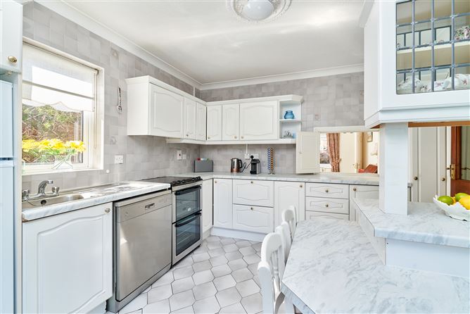 https://photos-a.propertyimages.ie/media/0/6/4/4933460/31d2fbae-a490-4115-b58b-2fe67f2e39ac_l.jpg