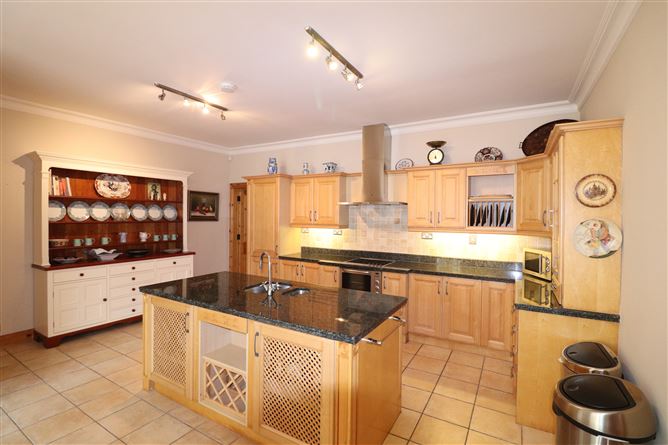 https://photos-a.propertyimages.ie/media/0/6/4/4941460/75e5abff-6501-4b59-8fcd-e3c1d1509f9a_l.jpg