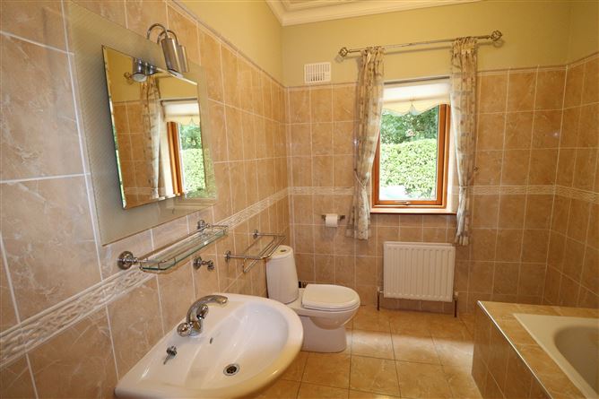 https://photos-a.propertyimages.ie/media/0/6/4/4941460/75e5abff-6501-4b59-8fcd-e3c1d1509f9a_l.jpg