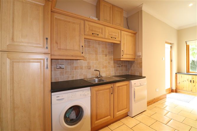 https://photos-a.propertyimages.ie/media/0/6/4/4941460/75e5abff-6501-4b59-8fcd-e3c1d1509f9a_l.jpg