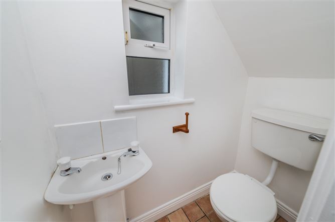 https://photos-a.propertyimages.ie/media/0/6/6/5005660/a924ddd0-cd0b-409b-b293-ac28447c7437_l.jpg