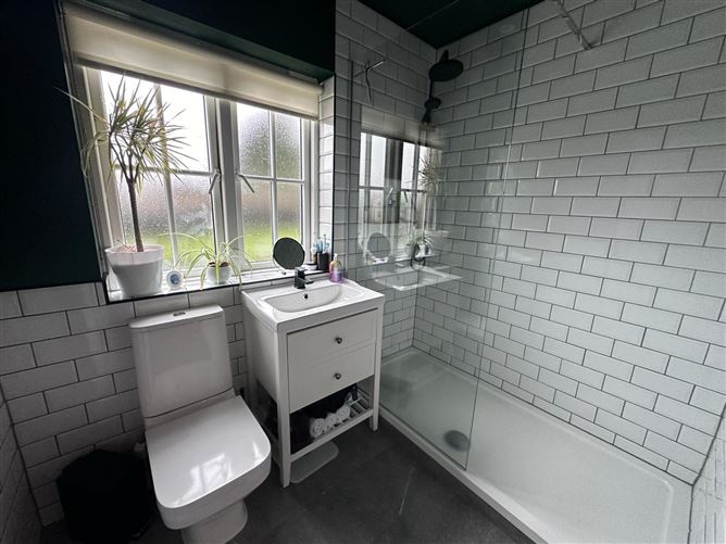 8 Village Green, Village House, Glaslough