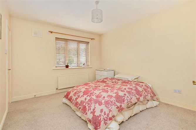 Photo 9 of 19 — 1 Castle Riada Drive, Lucan, Dublin