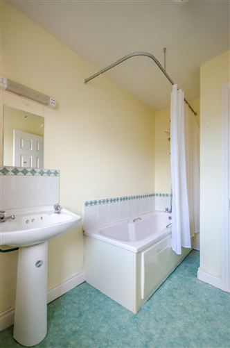 6 Moyview, Arbuckle Row, Ballina, Co. Mayo