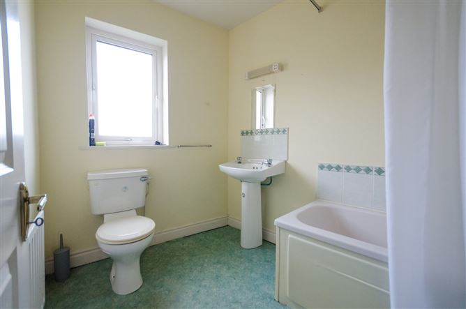 6 Moyview, Arbuckle Row, Ballina, Co. Mayo
