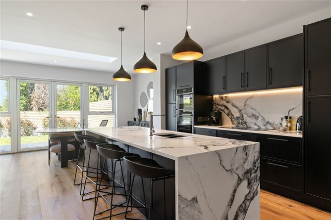 https://photos-a.propertyimages.ie/media/0/7/1/4963170/8caaea56-dcfe-4ae3-8027-9f2fc321c79e_l.jpg