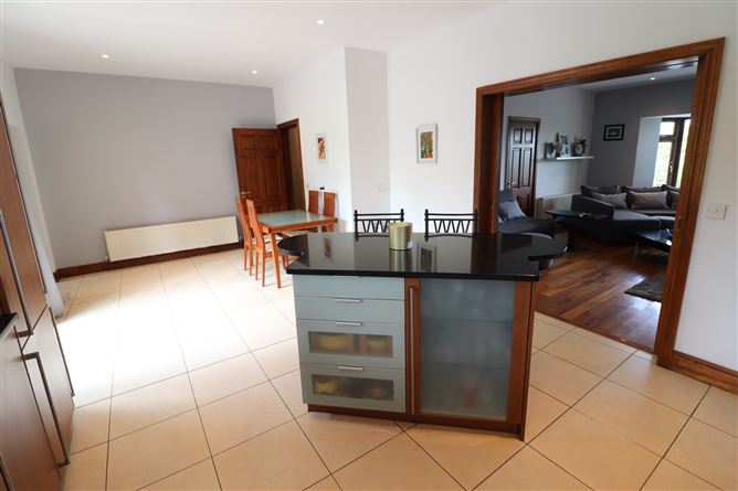 https://photos-a.propertyimages.ie/media/0/7/2/5002270/862f6400-bb2e-4beb-a8a9-a9becaee6eb0_l.jpg