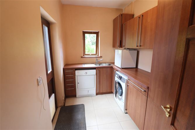 https://photos-a.propertyimages.ie/media/0/7/2/5002270/862f6400-bb2e-4beb-a8a9-a9becaee6eb0_l.jpg