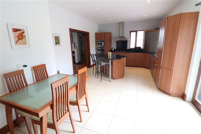 https://photos-a.propertyimages.ie/media/0/7/2/5002270/862f6400-bb2e-4beb-a8a9-a9becaee6eb0_l.jpg