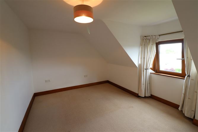 https://photos-a.propertyimages.ie/media/0/7/2/5002270/862f6400-bb2e-4beb-a8a9-a9becaee6eb0_l.jpg
