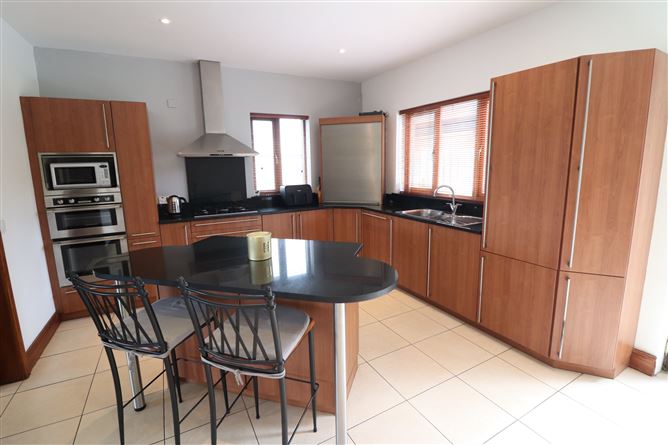 https://photos-a.propertyimages.ie/media/0/7/2/5002270/862f6400-bb2e-4beb-a8a9-a9becaee6eb0_l.jpg