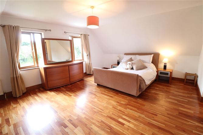 https://photos-a.propertyimages.ie/media/0/7/2/5002270/862f6400-bb2e-4beb-a8a9-a9becaee6eb0_l.jpg