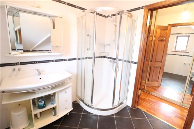 https://photos-a.propertyimages.ie/media/0/7/2/5002270/862f6400-bb2e-4beb-a8a9-a9becaee6eb0_l.jpg