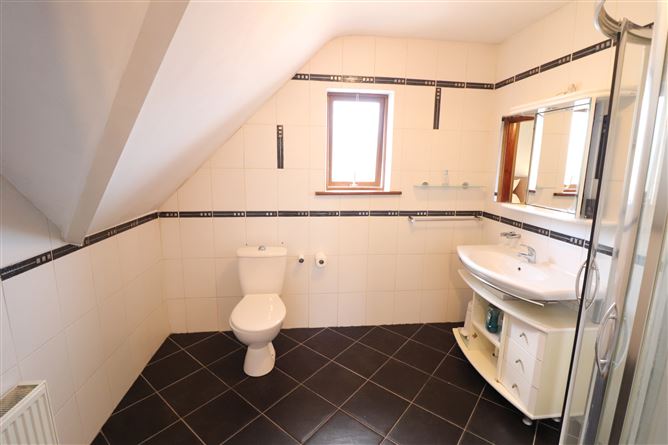 https://photos-a.propertyimages.ie/media/0/7/2/5002270/862f6400-bb2e-4beb-a8a9-a9becaee6eb0_l.jpg