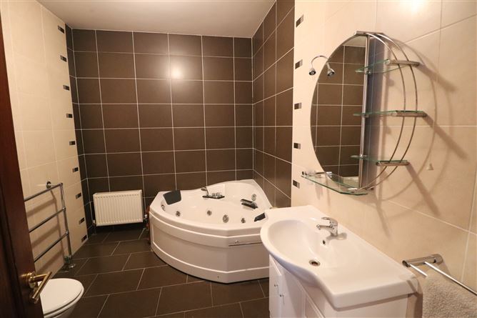 https://photos-a.propertyimages.ie/media/0/7/2/5002270/862f6400-bb2e-4beb-a8a9-a9becaee6eb0_l.jpg