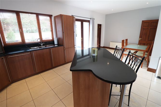 https://photos-a.propertyimages.ie/media/0/7/2/5002270/862f6400-bb2e-4beb-a8a9-a9becaee6eb0_l.jpg