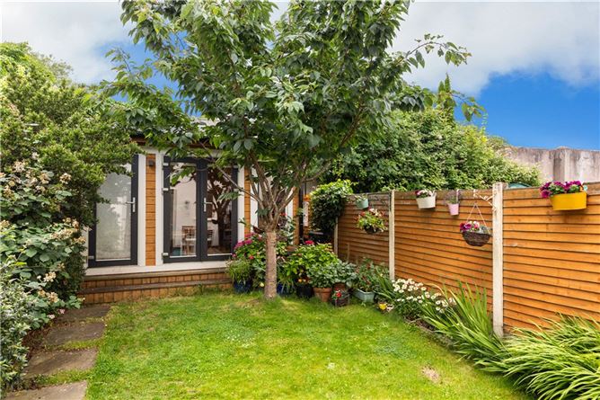 https://photos-a.propertyimages.ie/media/0/7/3/4959370/3204c208-2bdf-4d24-8e3a-9d59c71f4f9b_l.jpg