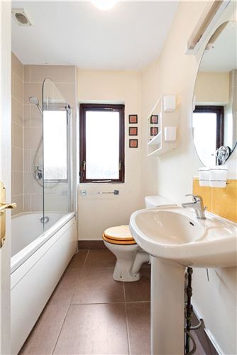 https://photos-a.propertyimages.ie/media/0/7/3/4959370/3204c208-2bdf-4d24-8e3a-9d59c71f4f9b_l.jpg