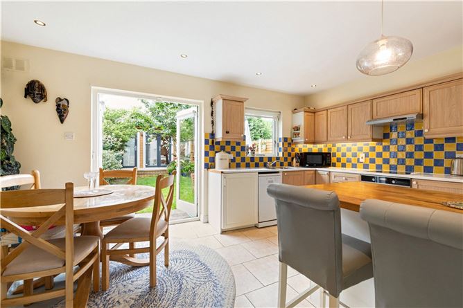 https://photos-a.propertyimages.ie/media/0/7/3/4959370/3204c208-2bdf-4d24-8e3a-9d59c71f4f9b_l.jpg