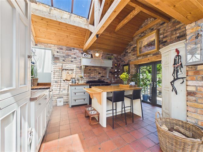 https://photos-a.propertyimages.ie/media/0/7/4/4990470/ef774a4a-9c0c-4efa-8067-e36c8a67ca46_l.jpg