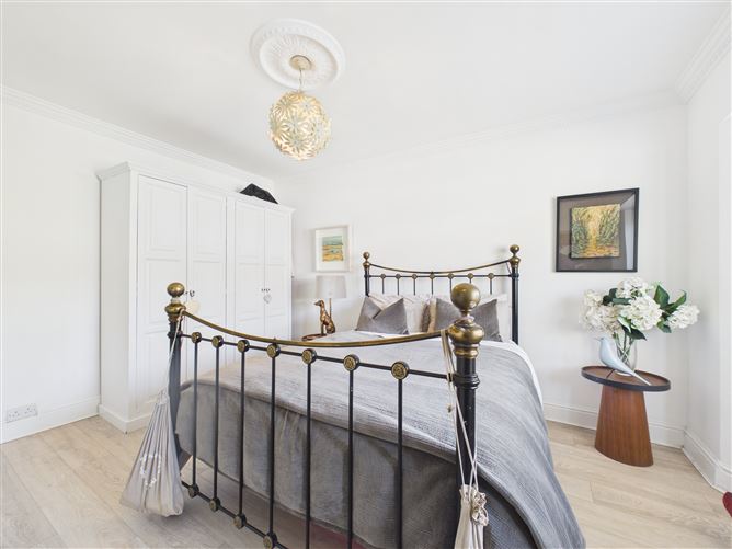 https://photos-a.propertyimages.ie/media/0/7/4/4990470/ef774a4a-9c0c-4efa-8067-e36c8a67ca46_l.jpg