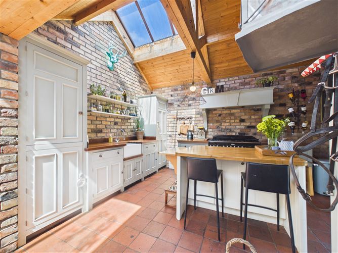 https://photos-a.propertyimages.ie/media/0/7/4/4990470/ef774a4a-9c0c-4efa-8067-e36c8a67ca46_l.jpg