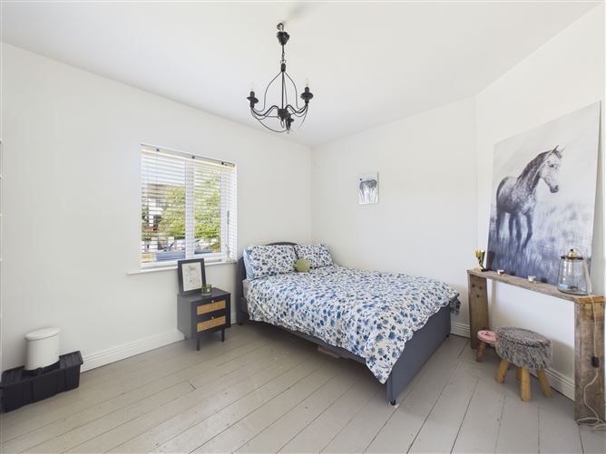https://photos-a.propertyimages.ie/media/0/7/4/4990470/ef774a4a-9c0c-4efa-8067-e36c8a67ca46_l.jpg