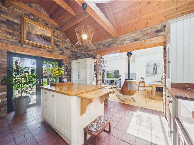 https://photos-a.propertyimages.ie/media/0/7/4/4990470/ef774a4a-9c0c-4efa-8067-e36c8a67ca46_l.jpg