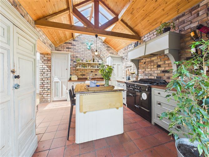 https://photos-a.propertyimages.ie/media/0/7/4/4990470/ef774a4a-9c0c-4efa-8067-e36c8a67ca46_l.jpg