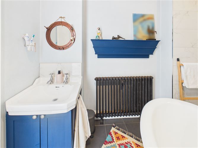 https://photos-a.propertyimages.ie/media/0/7/4/4990470/ef774a4a-9c0c-4efa-8067-e36c8a67ca46_l.jpg