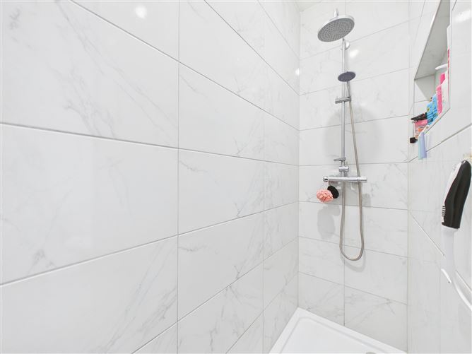 https://photos-a.propertyimages.ie/media/0/7/4/4990470/ef774a4a-9c0c-4efa-8067-e36c8a67ca46_l.jpg