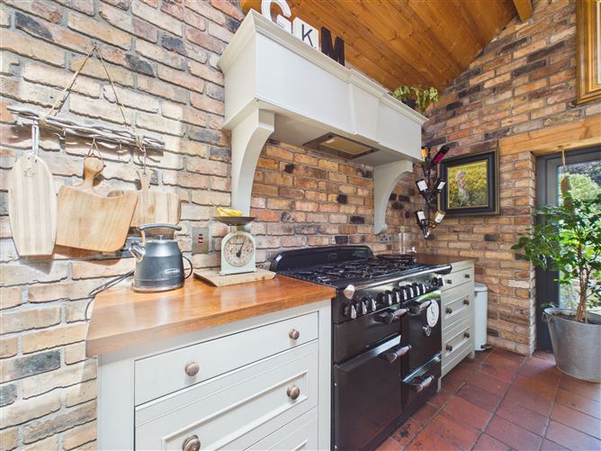 https://photos-a.propertyimages.ie/media/0/7/4/4990470/ef774a4a-9c0c-4efa-8067-e36c8a67ca46_l.jpg