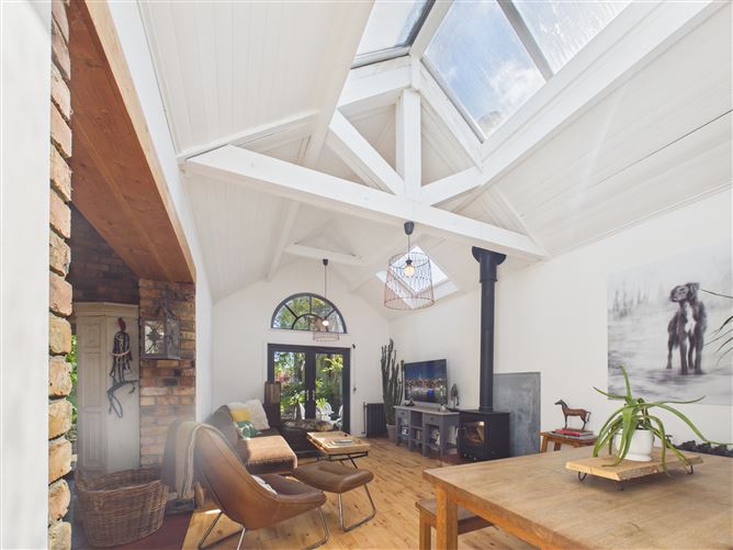 https://photos-a.propertyimages.ie/media/0/7/4/4990470/ef774a4a-9c0c-4efa-8067-e36c8a67ca46_l.jpg