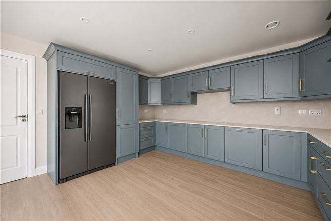 https://photos-a.propertyimages.ie/media/0/7/8/4948870/01f5199b-f7c7-4d85-bfa7-340e8a468a61_l.jpg