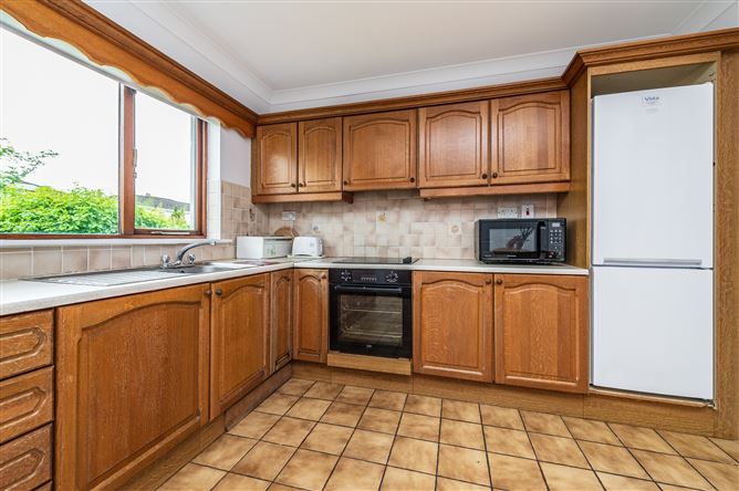 https://photos-a.propertyimages.ie/media/0/7/8/4997870/0584b86f-de4e-4bdf-ac83-6de8c6e93536_l.jpg