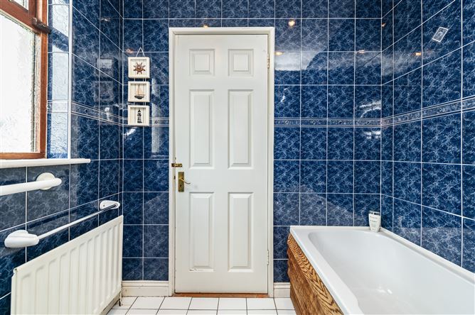 https://photos-a.propertyimages.ie/media/0/7/8/4997870/0584b86f-de4e-4bdf-ac83-6de8c6e93536_l.jpg