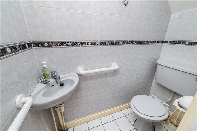 https://photos-a.propertyimages.ie/media/0/7/8/4997870/0584b86f-de4e-4bdf-ac83-6de8c6e93536_l.jpg